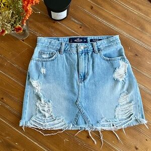 ❤️ Like New High Rise Distressed Fray Hollister Skirt ❤️